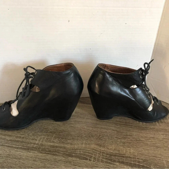 Locale Wedge Leather Sandals - Picture 8 of 12